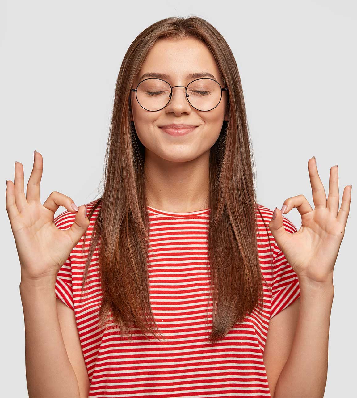 Mitglied des Einfachmarketing-Teams präsentiert ein „OK“-Schild mit Brille.