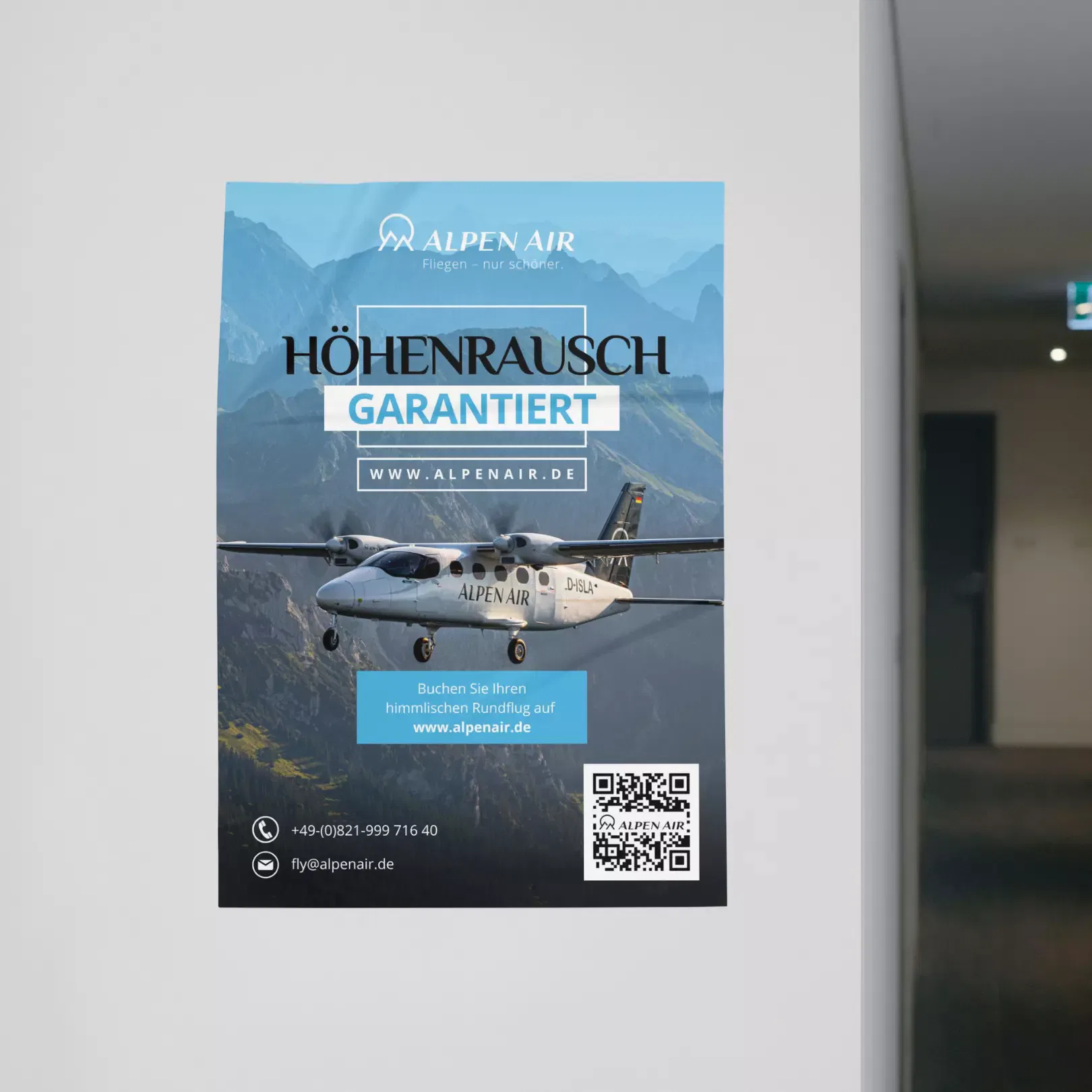 An der Wand hängt ein Poster mit einem Alpen Air-Flugzeug - gestaltet von Einfachmarketing.