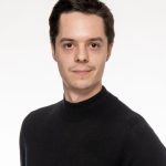 Ein Mann im schwarzen Pullover, Teil des Einfachmarketing-Teams.