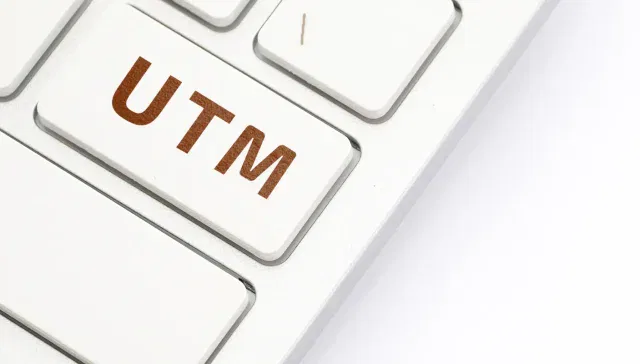 Nahaufnahme einer Computertastatur mit einer Taste mit der Aufschrift „UTM“ in braunen Buchstaben, perfekt für alle, die sich mit URL-Tracking und Google Analytics 4 befassen.