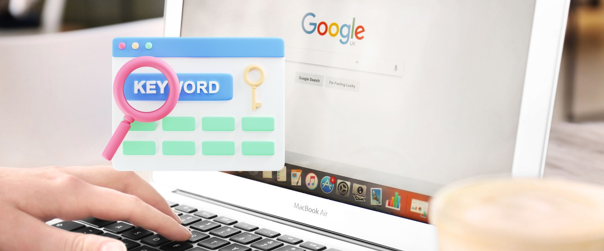 Eine Person tippt auf einem MacBook Air, während eine Google-Suchseite geöffnet ist, und führt eine Schlüsselwortanalyse durch. Eine bunte Grafik eines Schlüsselwortsuchsymbols ist über das Bild gelegt, während im Vordergrund eine dampfende Tasse Kaffee einladend steht.