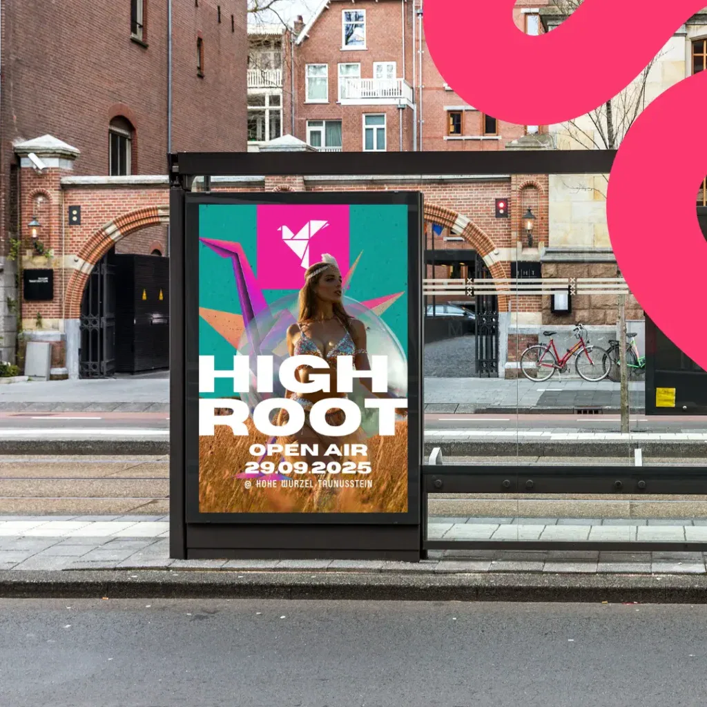 Wartehalle mit einem Werbeplakat 