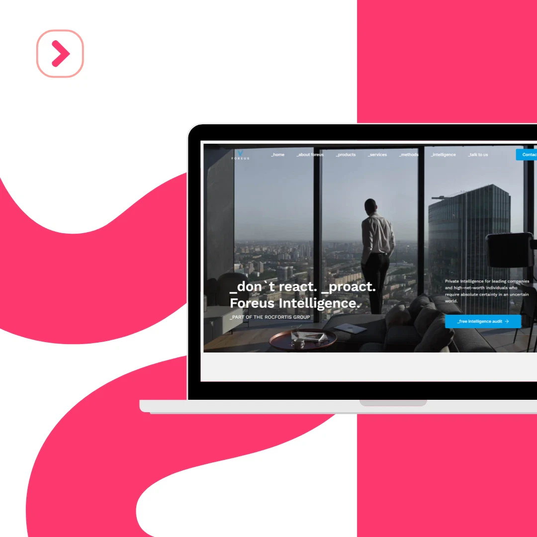 Ein Laptop auf rosa-weißem Hintergrund zeigt eine Foreus-Fallstudien-Website mit einer Person, die an einem großen Fenster mit Blick auf eine Stadtlandschaft steht.