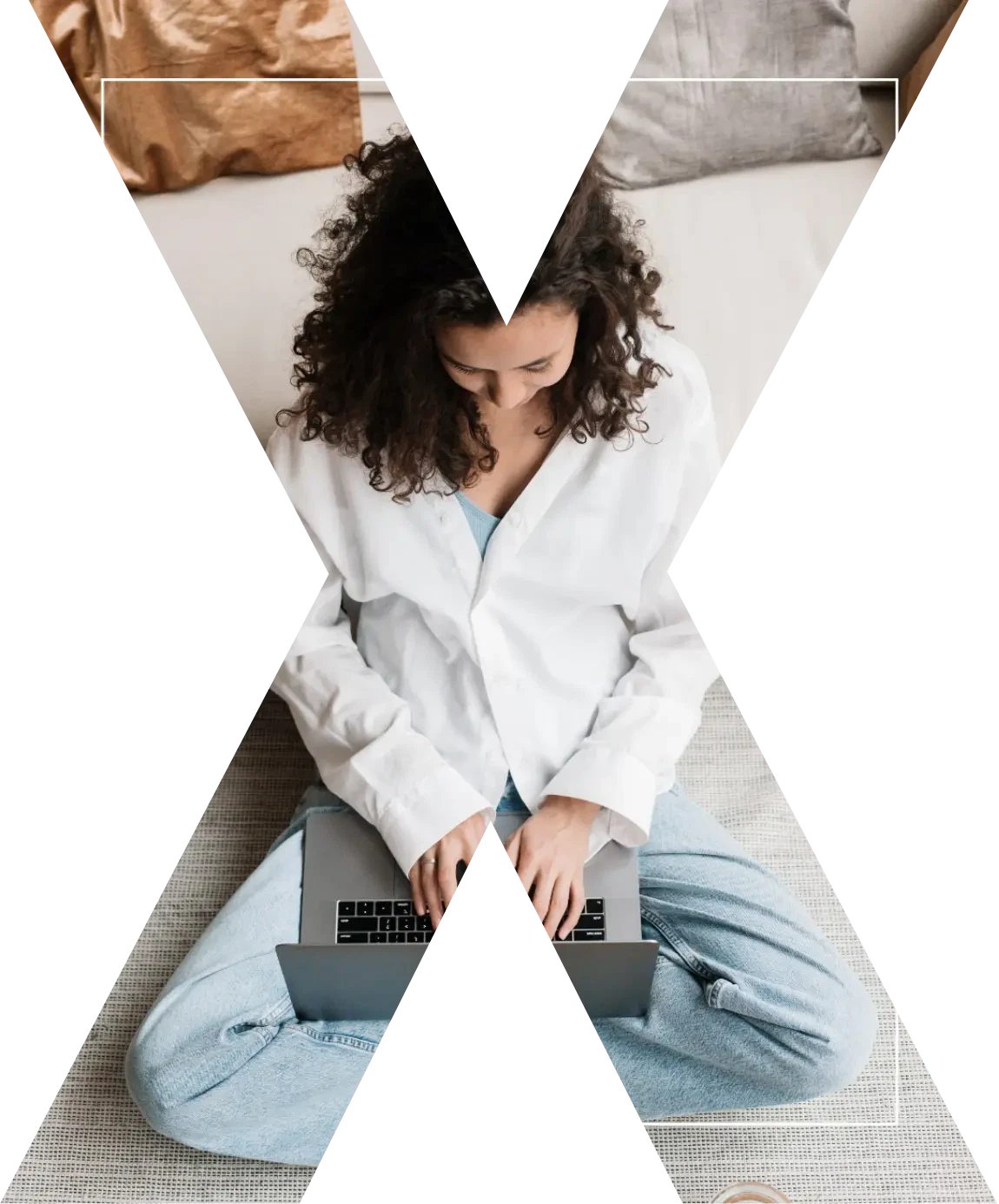 Eine Person sitzt mit gekreuzten Beinen auf dem Boden und arbeitet mit einem Laptop. Ein großes schwarzes X überlagert das Bild und fängt den Fokus und die Klarheit hinter Einfachmarketing ein.