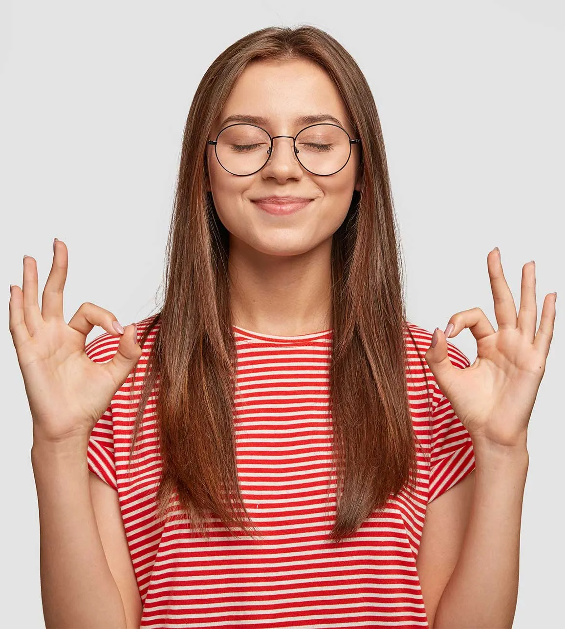 Mitglied des Einfachmarketing-Teams präsentiert ein „OK“-Schild mit Brille.