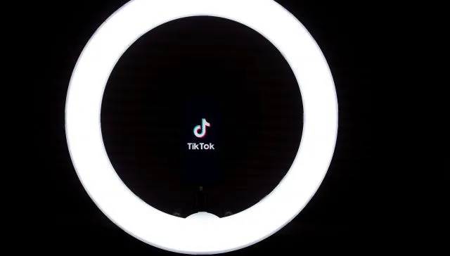 Ringlicht, TikTok-Logo.