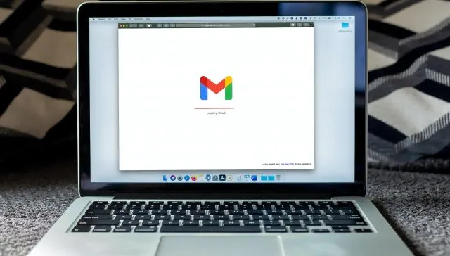 Ein Laptop mit Gmail-Logo, ideal für effizientes E-Mail-Marketing im B2B-Kontext.
