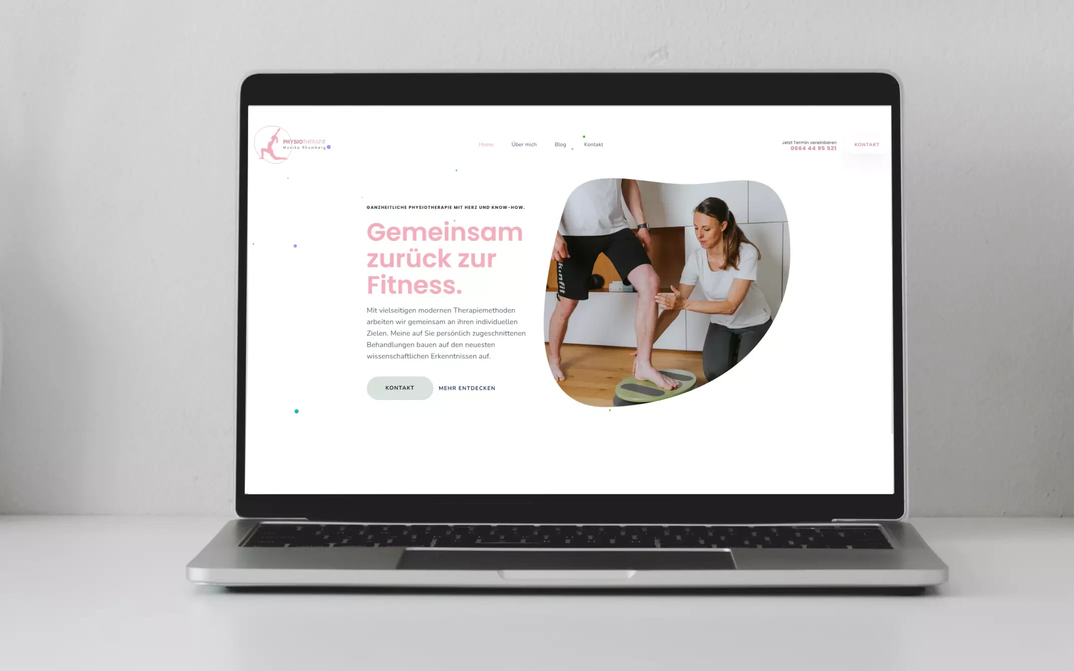 Ein Laptop, auf dem eine Physiotherapie-Website angezeigt wird.