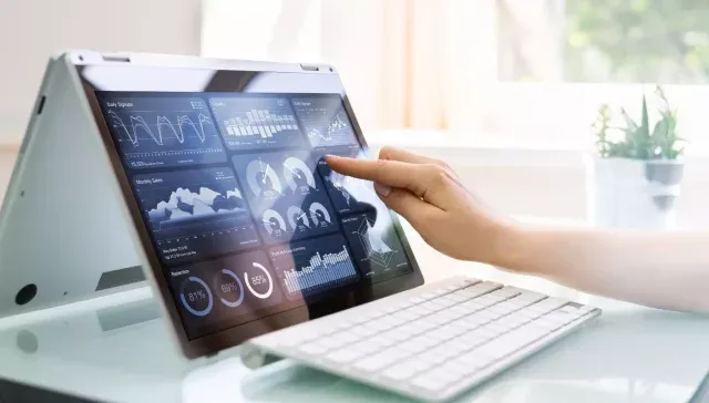 Eine Person nutzt Marketing-Automatisierungstools auf ihrem Laptop.