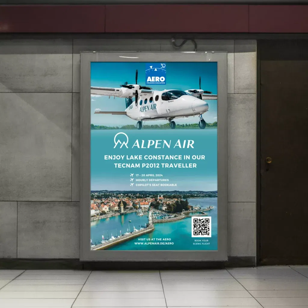Werbeplakat der Alpenair mit einem Flugzeug des Typs Tecnam P2012 Traveller, das für Flüge über den Bodensee wirbt und in einer U-Bahn-Station hängt.