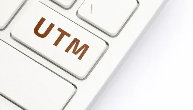 Nahaufnahme einer Computertastatur mit einer Taste mit der Aufschrift „UTM“ in braunen Buchstaben, perfekt für alle, die sich mit URL-Tracking und Google Analytics 4 befassen.