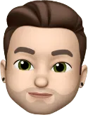 Ein Memoji-Charakter mit gestyltem braunem Haar, grünen Augen und hellem Bart, der schwarze Ohrstecker trägt.