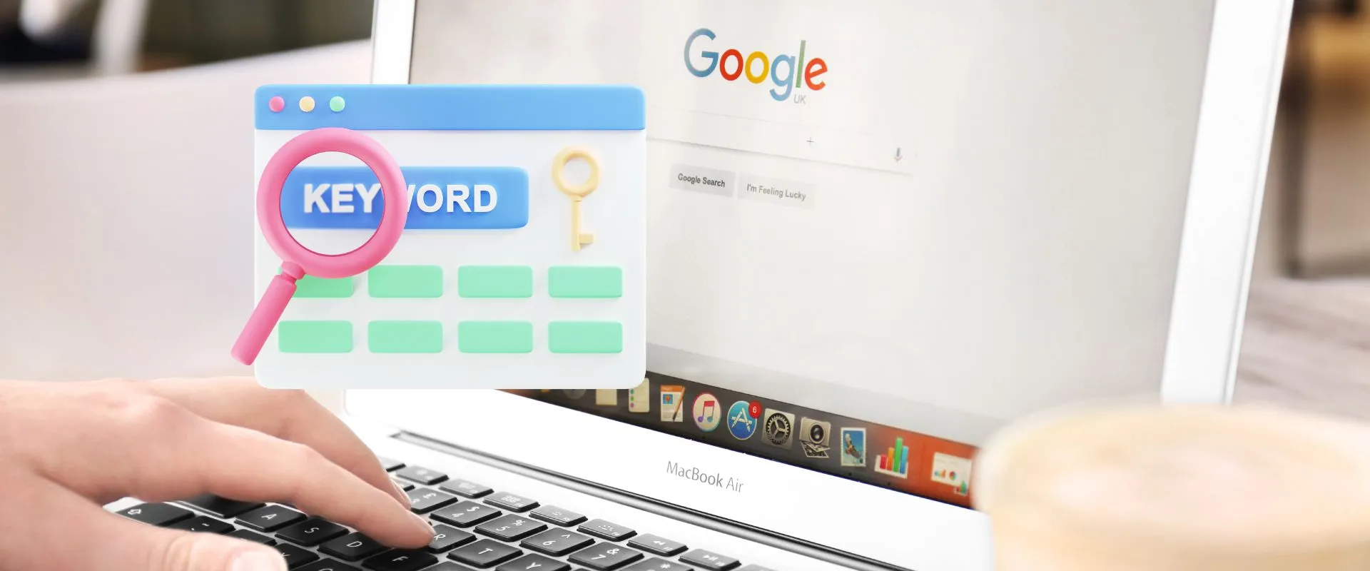 Eine Person tippt auf einem MacBook Air, während eine Google-Suchseite geöffnet ist, und führt eine Schlüsselwortanalyse durch. Eine bunte Grafik eines Schlüsselwortsuchsymbols ist über das Bild gelegt, während im Vordergrund eine dampfende Tasse Kaffee einladend steht.