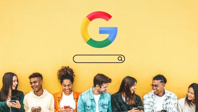 Sieben Personen stehen mit ihren Telefonen vor einer gelben Wand mit einem großen Google-Logo und einer Suchleiste und überlegen, wie sie ihre nächste Google Ads-Kampagne an die perfekte Zielgruppe anpassen können.