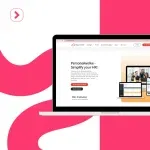 Ein Laptop mit der Homepage der Personalwolke HR-Software thront elegant vor einem stilisierten rosa-weißen Hintergrund und verbindet nahtlos Technologie mit Kreativität.