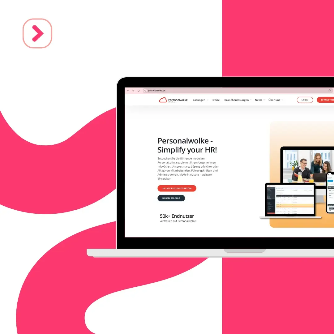 Ein Laptop mit der Homepage der Personalwolke HR-Software thront elegant vor einem stilisierten rosa-weißen Hintergrund und verbindet nahtlos Technologie mit Kreativität.