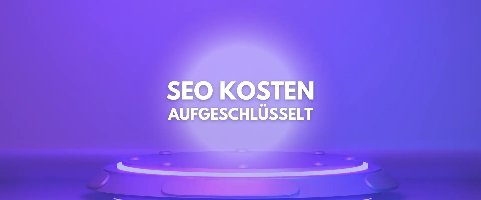 Der Text in deutscher Sprache auf violettem Hintergrund lautet „SEO KOSTEN AUFGESCHLÜSSELT“ über einer kreisförmigen Plattform und unterstreicht die Klarheit von SEO Preisen und Suchmaschinenoptimierung.