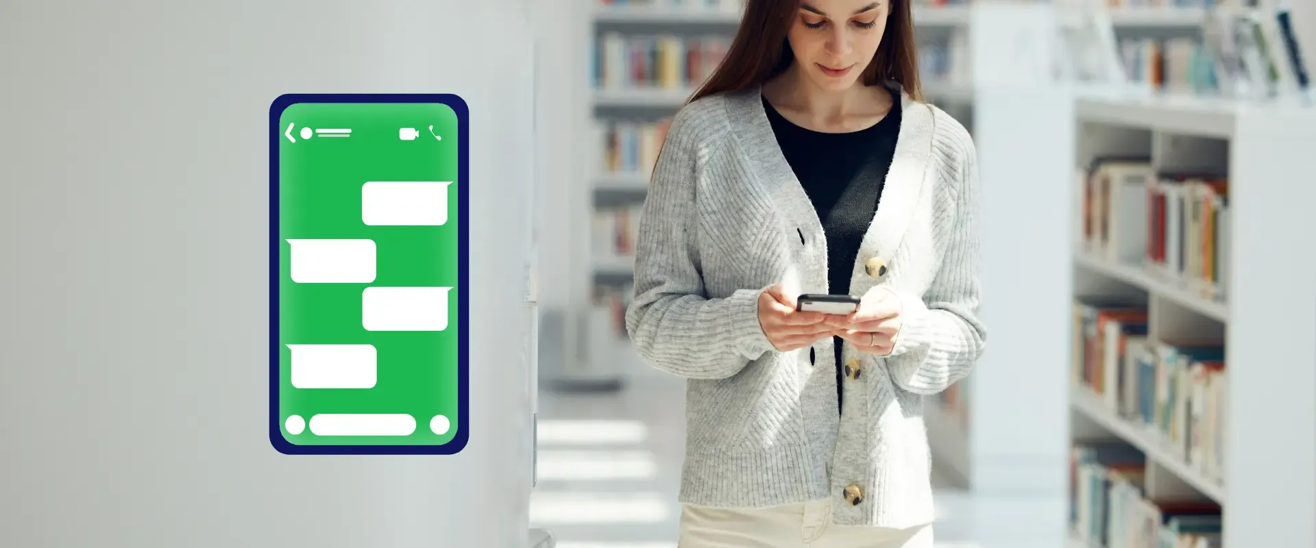 Eine Frau in einer Bibliothek nutzt ihr Smartphone und nutzt dabei nahtlos WhatsApp-Marketing. Neben ihr zeigt eine große Illustration ein Smartphone mit einer Nachrichten-App und stellt innovative Strategien für die digitale Verbindung vor.