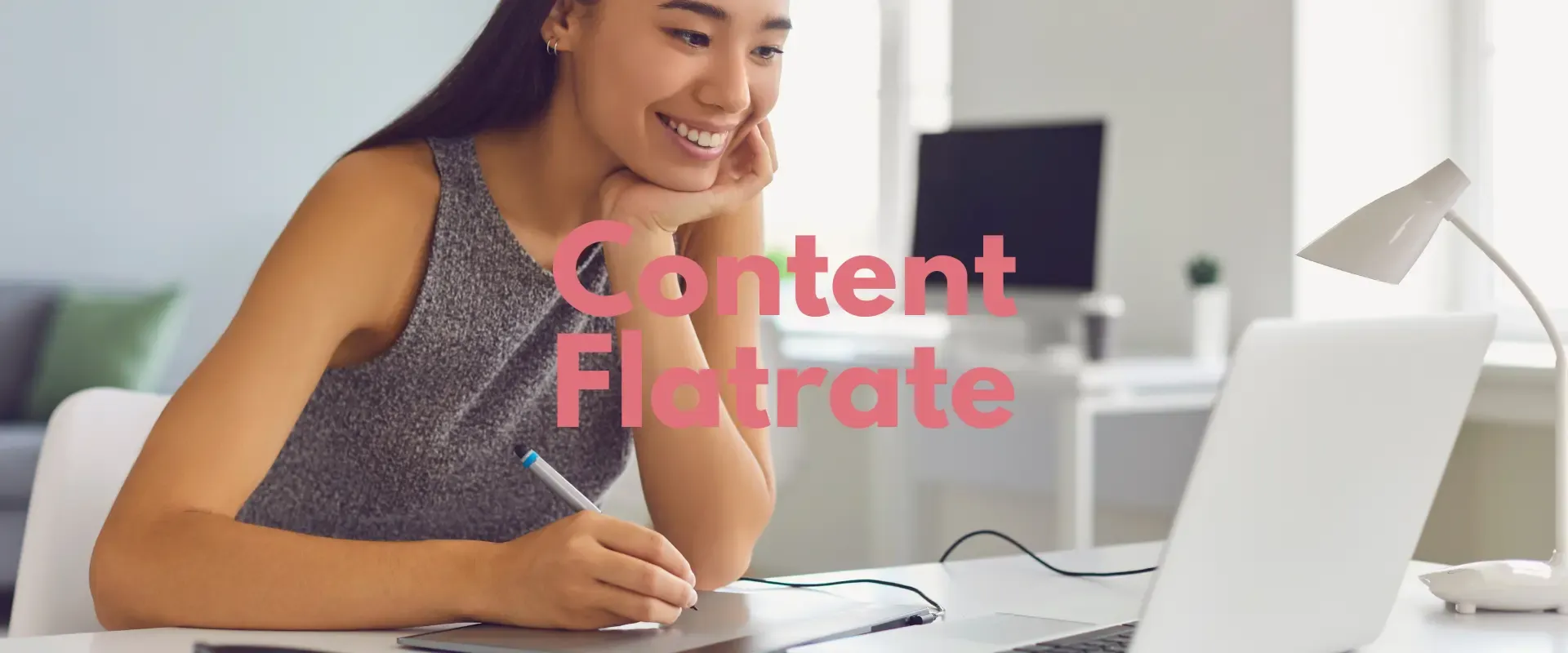 Eine Frau lächelt, während sie mit einem Stift auf einem Tablet vor ihrem Laptop herumhantiert und die Revolution des Content-Marketings verkörpert. Über dem Bild ist deutlich „Content Flatrate“ zu sehen.
