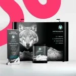 Modernes Messestand-Setup mit einem auffälligen Wolfsbild, Firmenlogo und Text in deutscher Sprache zur Werbung für IT-Dienste wie IT-Sicherheit, Infrastruktur und Cloud-Hosting.