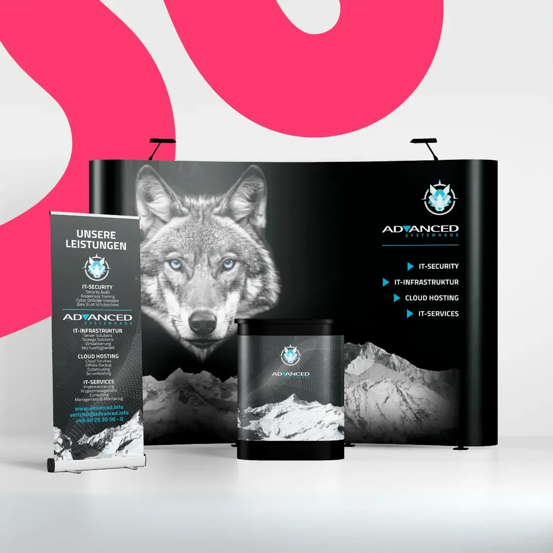 Modernes Messestand-Setup mit einem auffälligen Wolfsbild, Firmenlogo und Text in deutscher Sprache zur Werbung für IT-Dienste wie IT-Sicherheit, Infrastruktur und Cloud-Hosting.