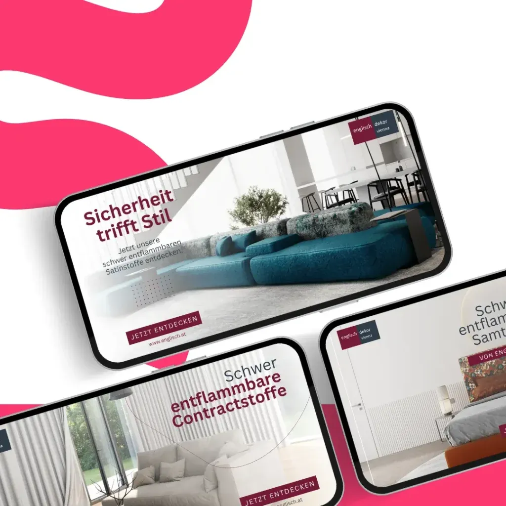 Auf drei Smartphones werden deutschsprachige Anzeigen für schwer entflammbare Polsterstoffe angezeigt. Die Werbung zeigt moderne Wohndesigns mit Sofas und Sesseln. Rosafarbene Grafikelemente akzentuieren den Hintergrund und heben den automatisch gespeicherten Entwurf hervor.