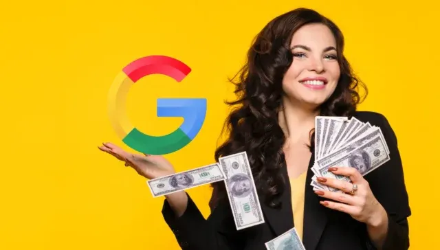 Frau, die einen Fächer mit Dollarscheinen hält und in Richtung eines großen Google-Logos auf gelbem Hintergrund gestikuliert, das Google Ads Kosten hervorhebt.