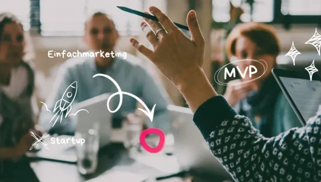 Person, die eine Sitzung mit drei Personen leitet, umgeben von Skizzen einer Rakete, 