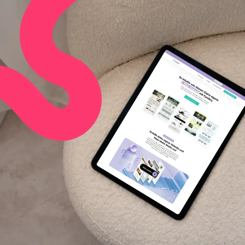 Ein Tablet, auf dem eine Website mit verschiedenen digitalen Vorlagen und Fallstudien angezeigt wird, ruht auf einem beigefarbenen gepolsterten Stuhl; eine abstrakte rosa Form überlagert die Ecke des Bildes.
