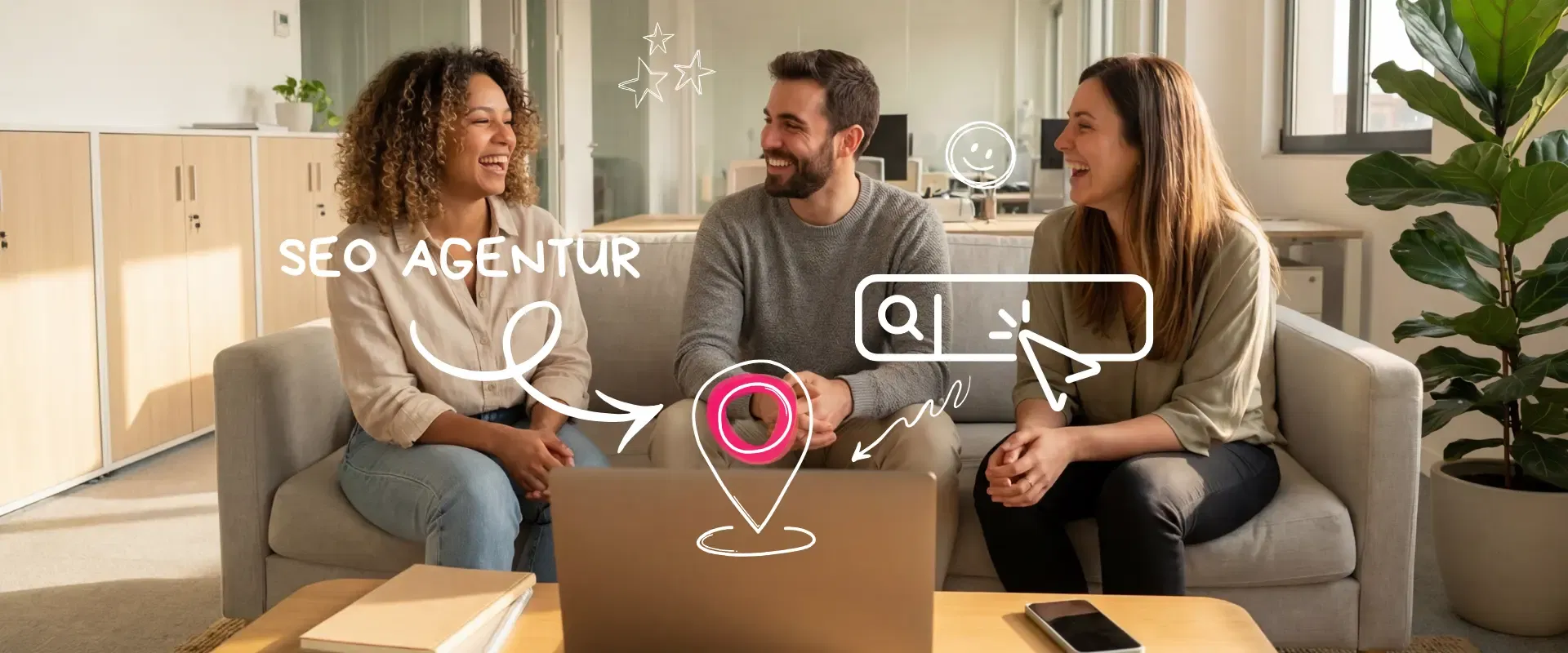 Drei Personen sitzen lächelnd auf einer Couch und unterhalten sich in einem Büro, überlagert von einer digitalen Grafik mit SEO Agentur-Symbolen und dem Text 