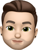 Ein Memoji-Charakter mit gestyltem braunem Haar, grünen Augen und hellem Bart, der schwarze Ohrstecker trägt.